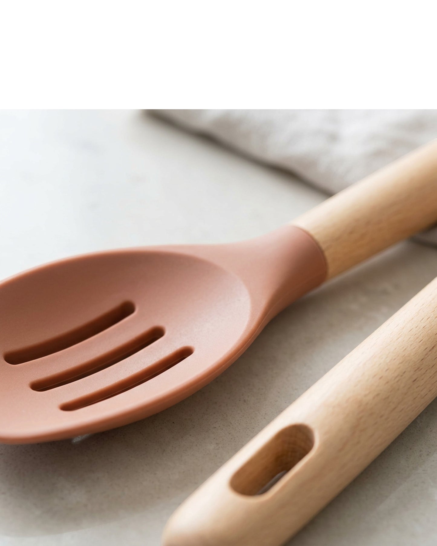 Kpvxg Slotted Silicone Spoonula Beech Handle Clay 31 cm - Detail view
