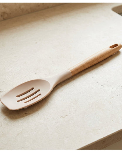 Kpvxg Slotted Silicone Spoonula Beech Handle Clay 31 cm - Lifestyle view