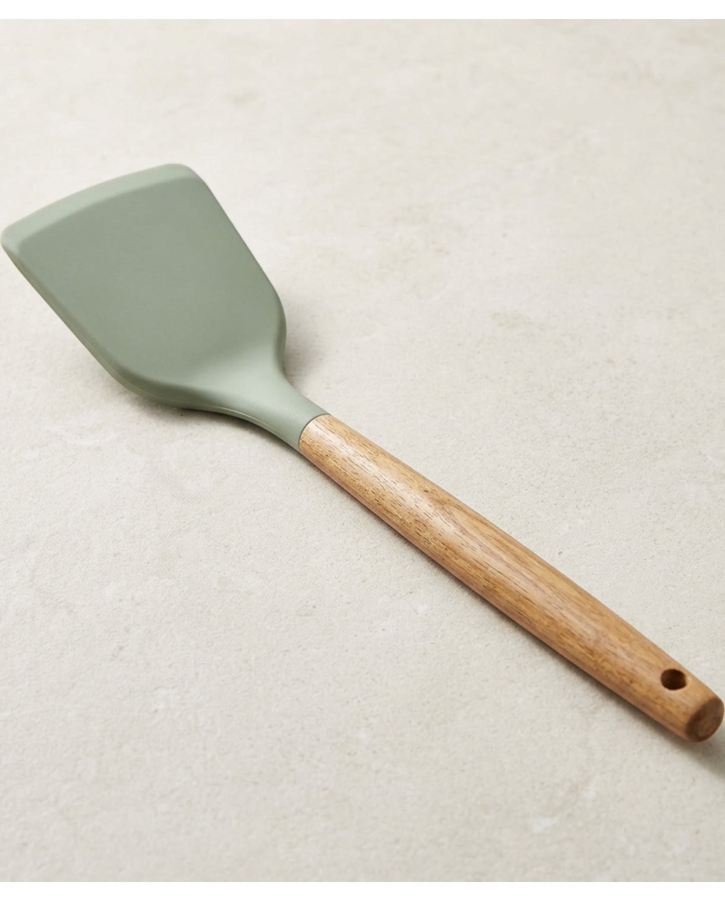 Kpvxg Solid Silicone Turner Acacia Handle Sage 32 cm - Lifestyle view