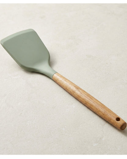 Kpvxg Solid Silicone Turner Acacia Handle Sage 32 cm - Lifestyle view